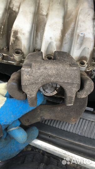 Задний левый суппорт Ауди a8 d2