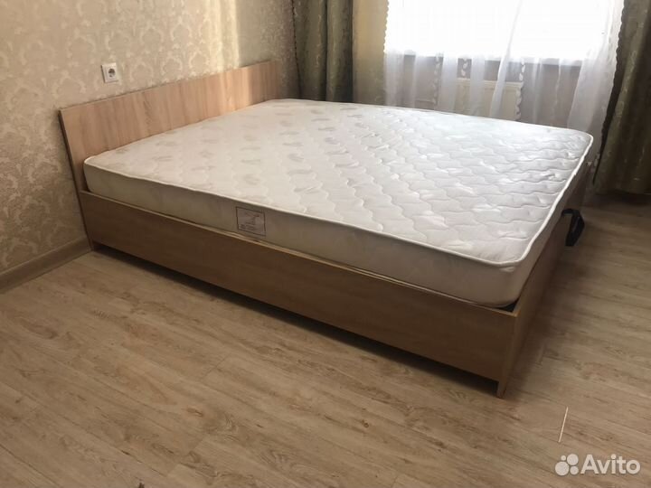 Кровать с матрасом