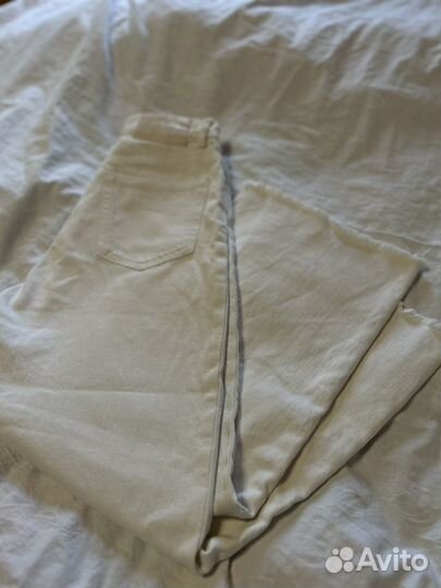 Джинсы белые Pull and bear