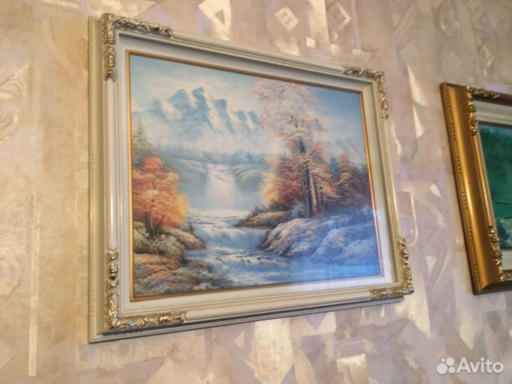 Светильник с абажуром и картины