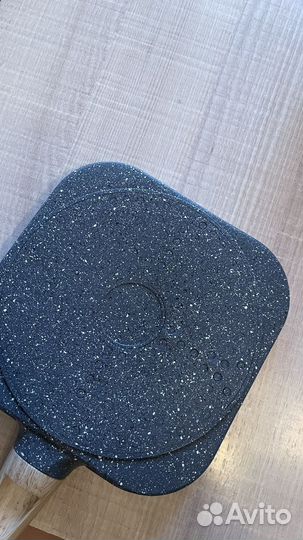 Сковорода новая с антипригарным покрытием