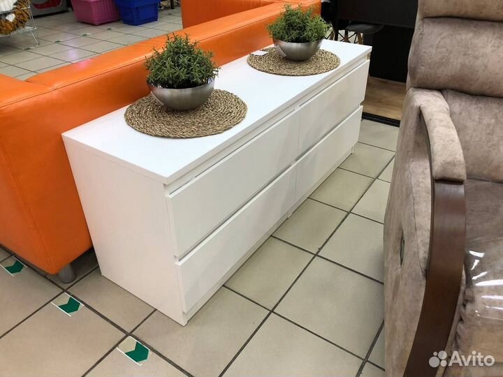 Тумба под тв, 4 ящика, белый новая