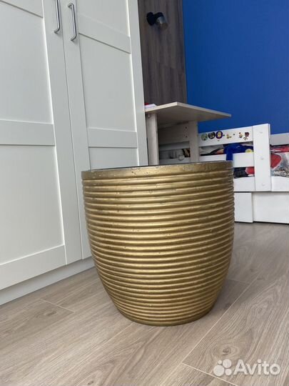 Кашпо золотистое