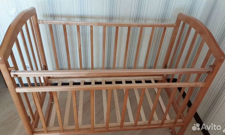 Кроватка детская с ящиком и маятником