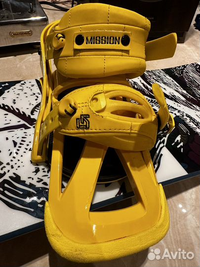 Крепления для сноуборда Burton Mission желтые