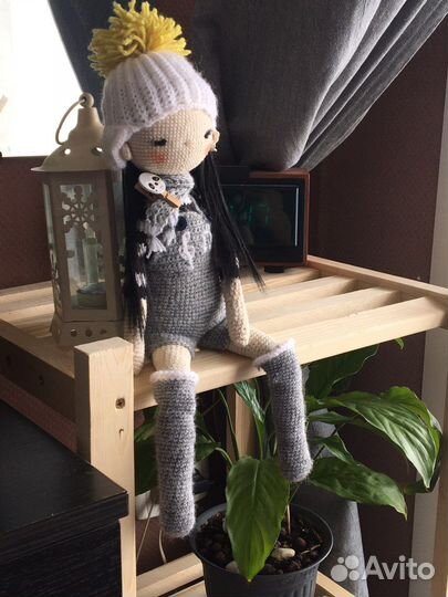 Вязаная кукла интерьерная
