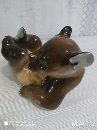 Фарфоровые статуэтка резвящийся медвежонок
