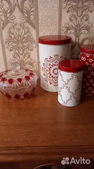 Конфетница, жестяные банки, керамическая кастрюля