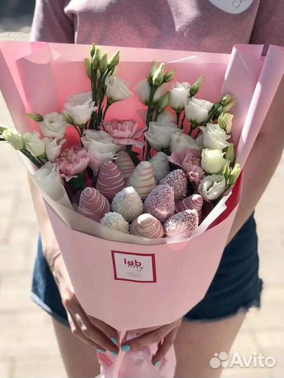 Вкусные букеты из клубники в шоколаде и цветов