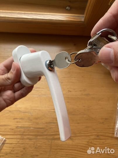 Ручка оконная с замком