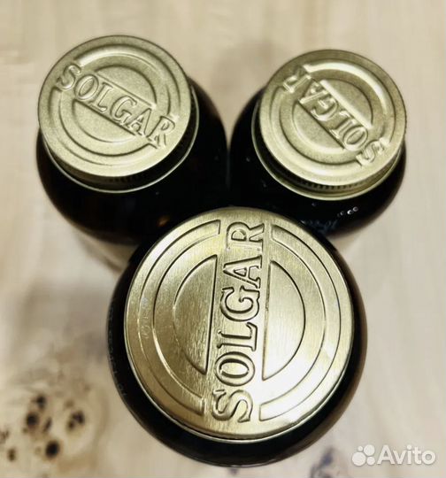 Пустые банки из темного стекла