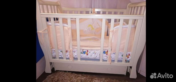 Детская кроватка с маятником, Комод, Балдахин