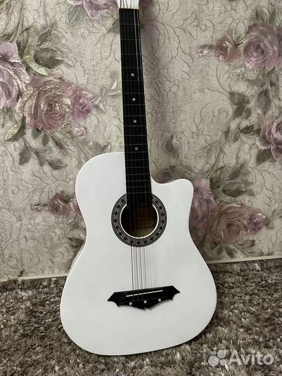 Гитара белая