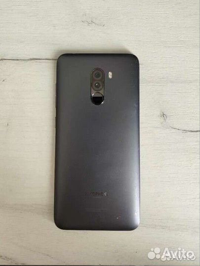 Телефон Pocophone F1