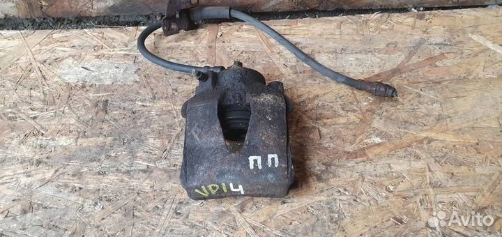 Суппорт передний правый Volkswagen Golf V 2003-20