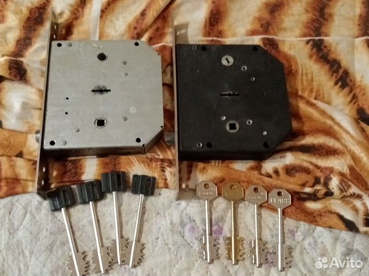 Замок дверной