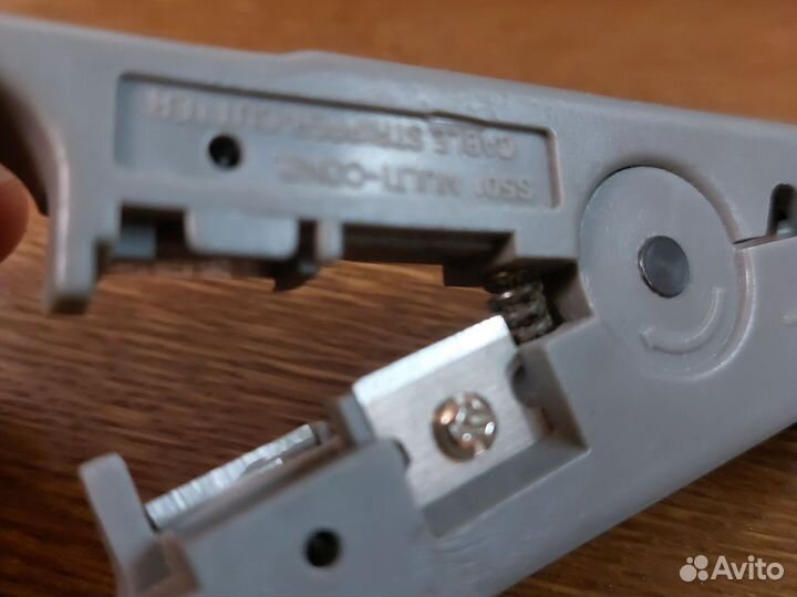 Стриппер для зачистки изоляции и обрезки кабеля