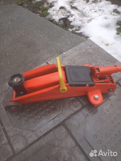 Домкрат подкатной 2.5 т