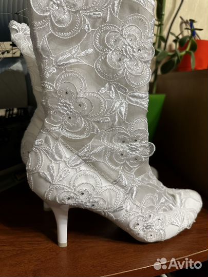 Белые свадебные сапоги