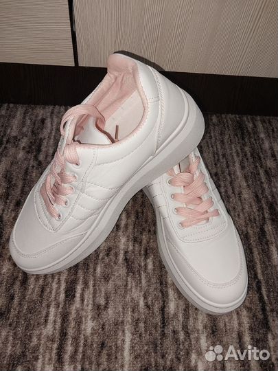 Кроссовки женские