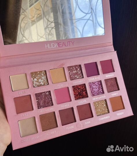 Палетка теней huda beauty