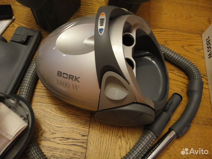 Пылесос Bork VC AHB 8718 SI, с аквафильтром 1800w