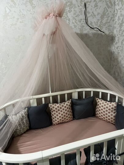 Детская кроватка с маятником