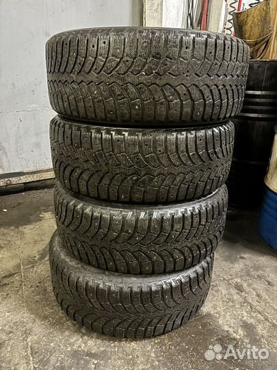 Bridgestone Blizzak Spike-01 225/55 R17