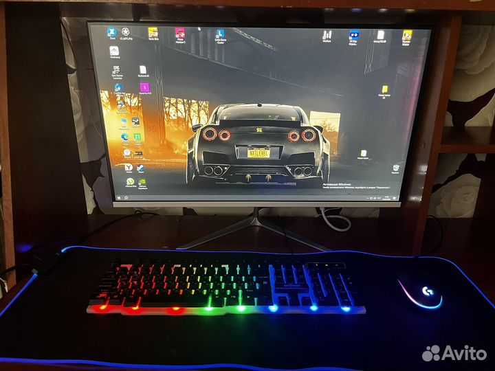 Игровой компьютер с монитором и клавиатурой