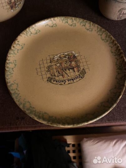 Заварочный чайник, сахарница и три тарелки