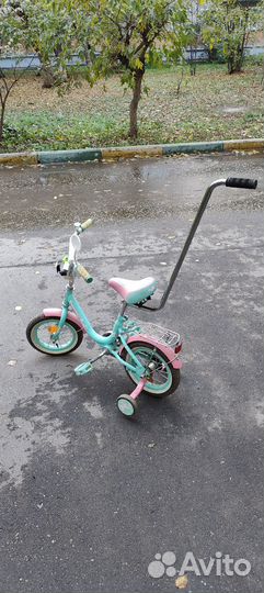 Детский велосипед с ручкой