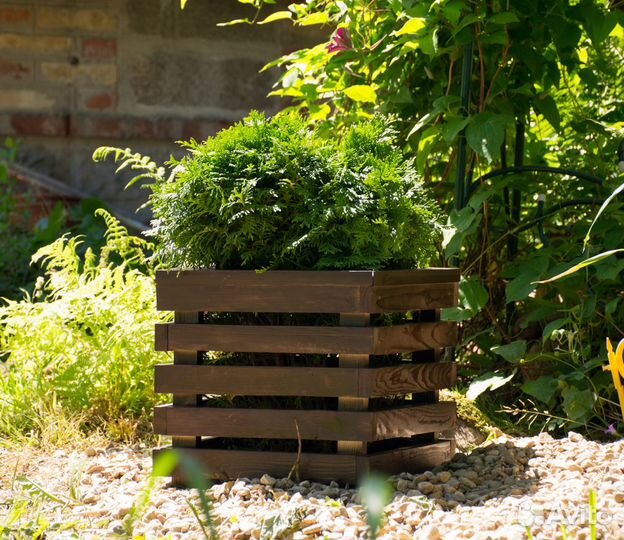 Деревянное кашпо для цветов