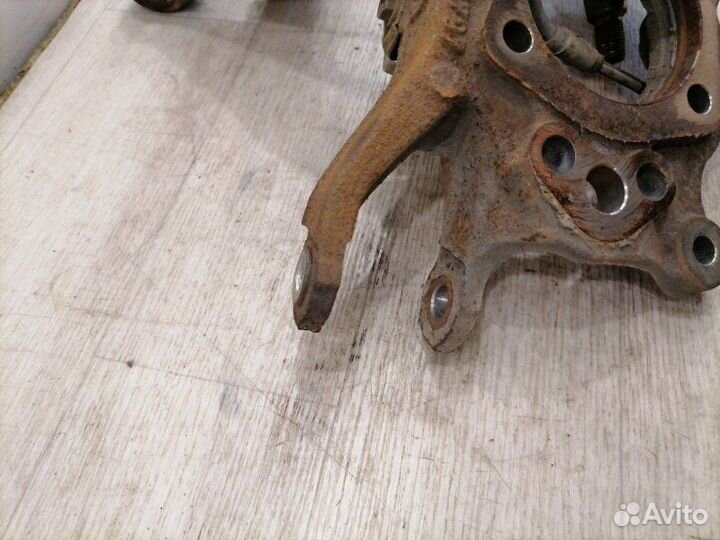 Цапфа задняя левая Toyota Avensis T25 2AZ-FSE