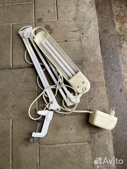 Лампа настольная белая