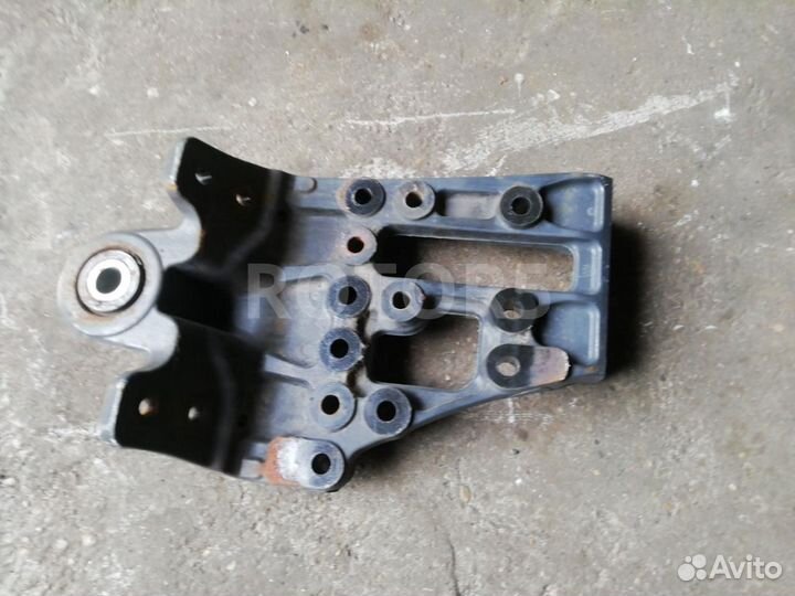 Кронштейн рессоры передней правой Mercedes-Benz