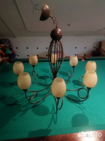 Люстра и два настольных светильника