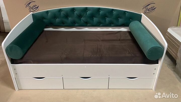 Кровать с мягкой спинкой