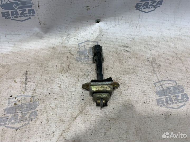 Ограничитель двери передний правый Nissan Primera