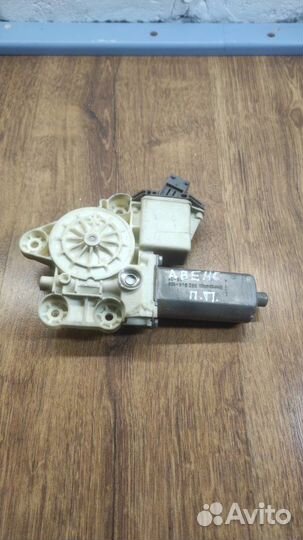 Мотор стеклоподъемника передний правый Toyota