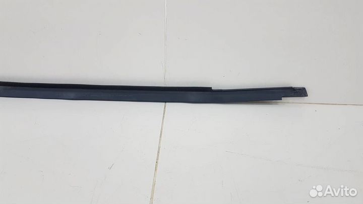 Накладка стекла переднего левого Volkswagen Tiguan