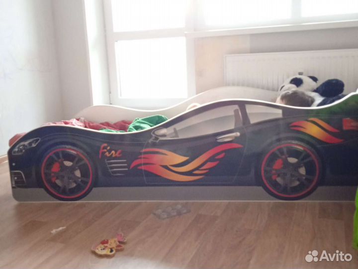 Детская кровать машина