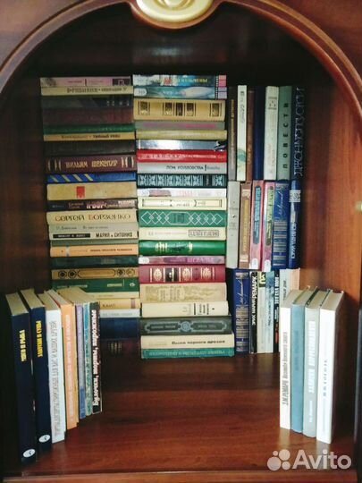 Книги много