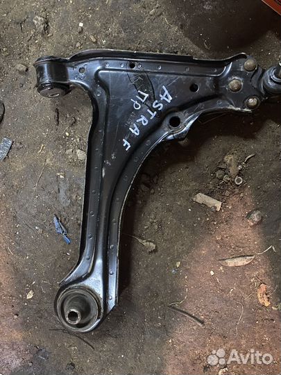 Рычаг передний правый 90495104 Opel Astra F