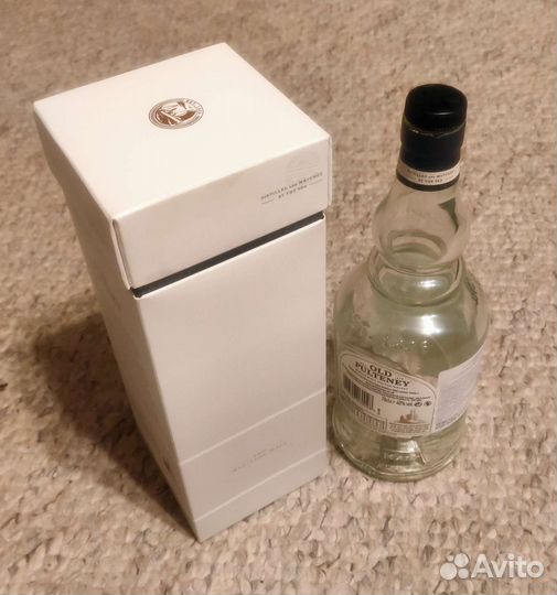 Коробка и бутылка из-под виски