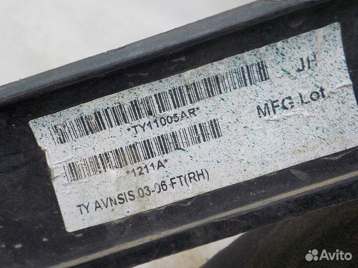 Накладка переднего бампера правая Toyota Avensis