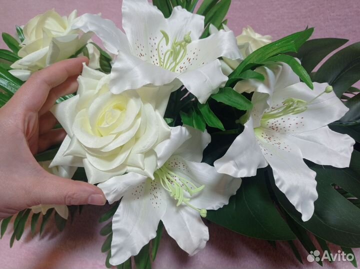 Искусственные цветы на кладбище