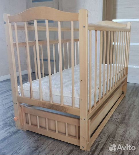 Детская кроватка с маятником и ящиком