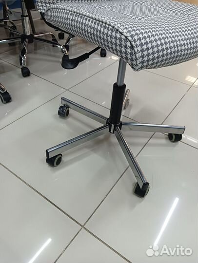 Компьютерное кресло без подлокотников