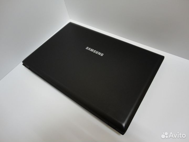 Огромный ноутбук Samsung