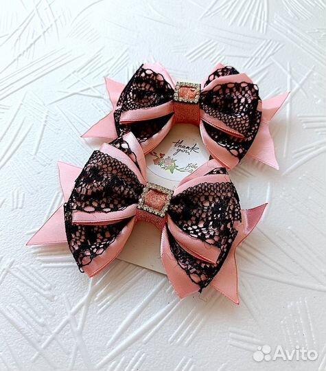 Школьные бантики розовые с кружевом на заколке